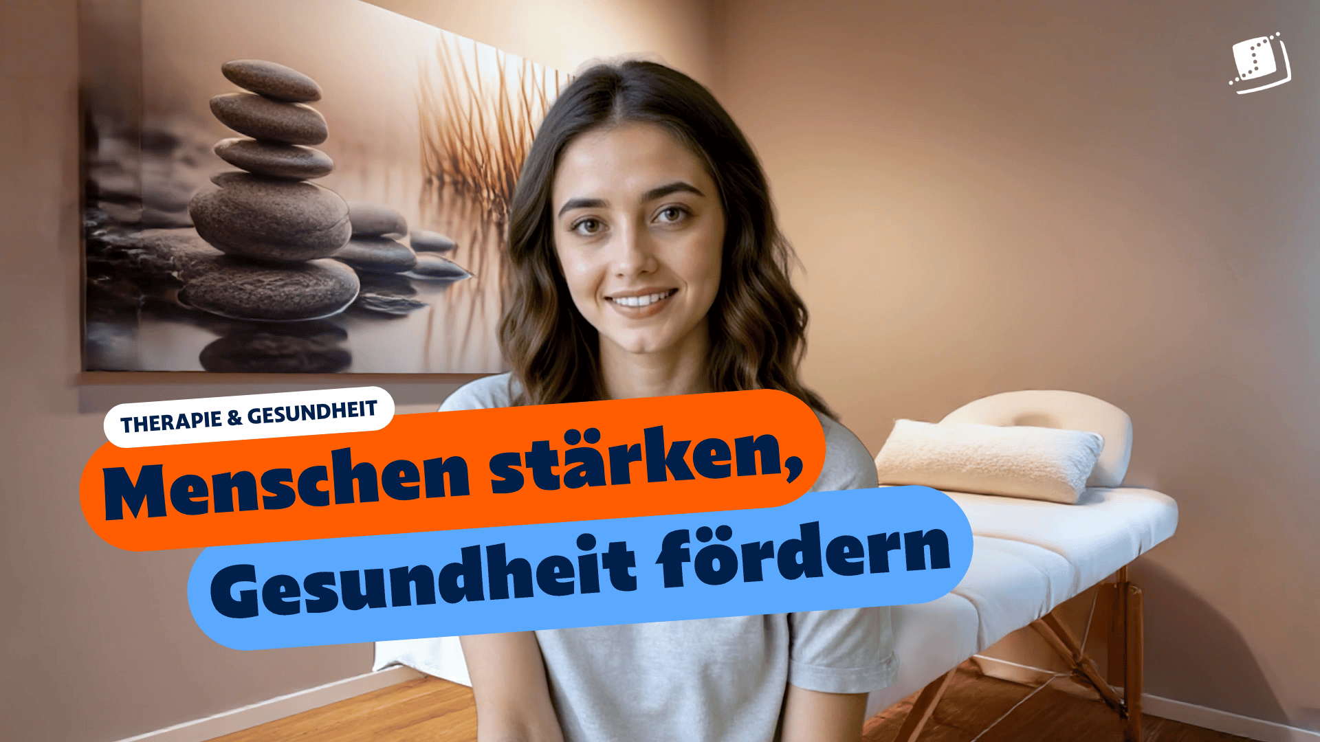 Eine junge Frau in einem Therapieraum mit Therapieliege und Wandbild. Eingeblendeter Text: „Therapie & Gesundheit – Menschen stärken, Gesundheit fördern“.