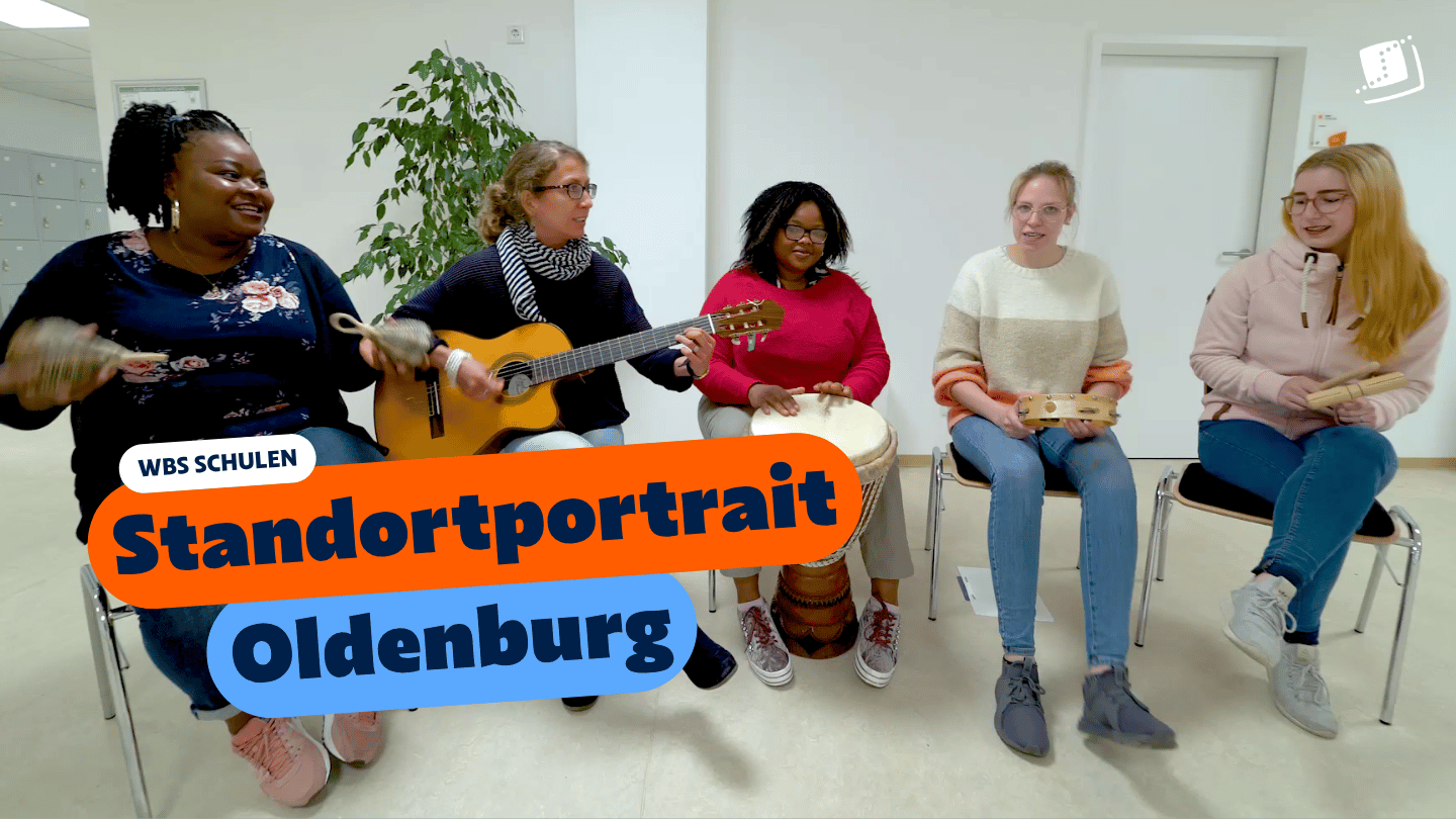 Gruppenfoto in einem Schulraum: Fünf Personen sitzen im Halbkreis und musizieren mit Gitarre, Trommel und Percussion-Instrumenten. Eingeblendeter Text: „WBS SCHULEN – Standortportrait Oldenburg“.