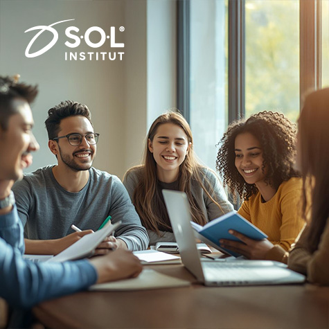 Schülerinnen sitzen zusammen und lernen